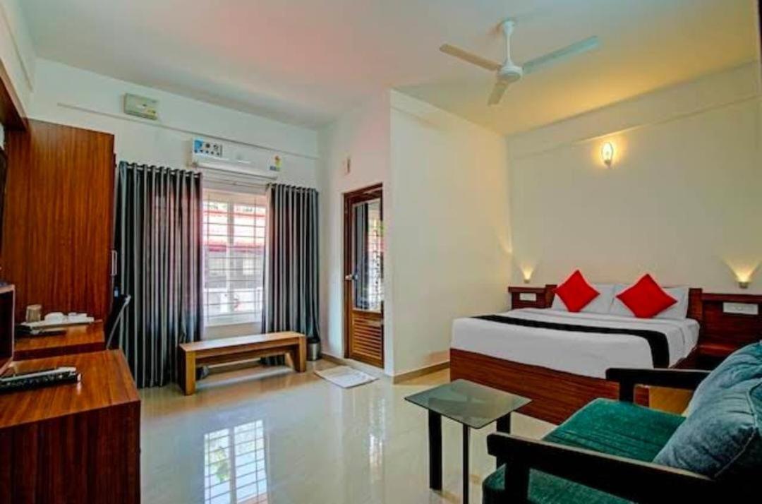 Phoenix Holidays Kochi Buitenkant foto