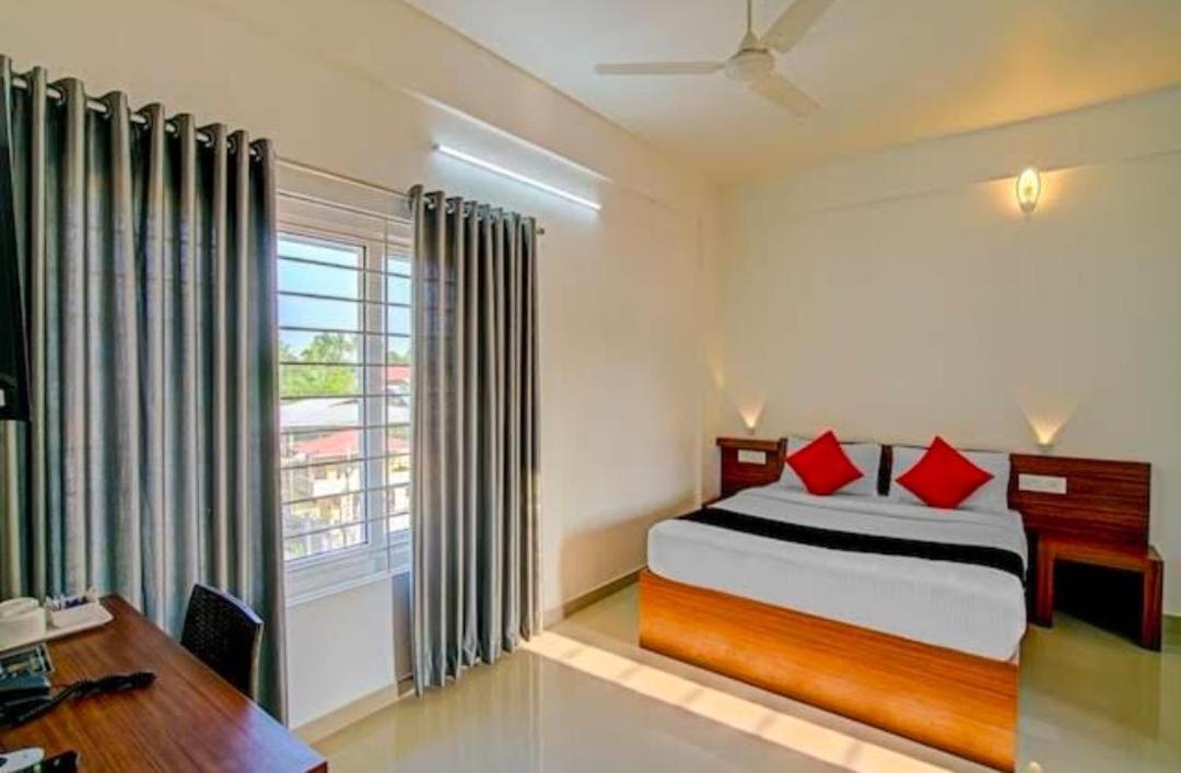 Phoenix Holidays Kochi Buitenkant foto