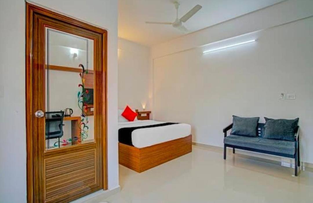 Phoenix Holidays Kochi Buitenkant foto