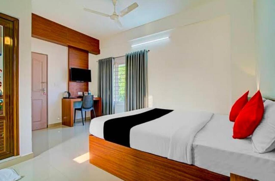 Phoenix Holidays Kochi Buitenkant foto