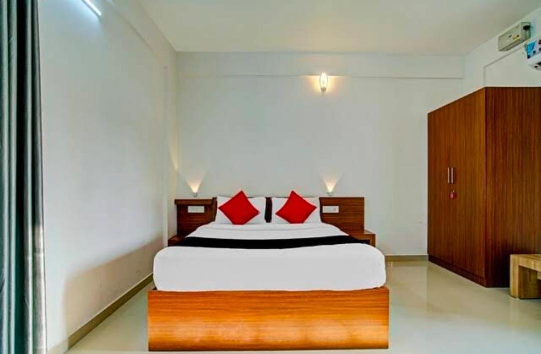 Phoenix Holidays Kochi Buitenkant foto