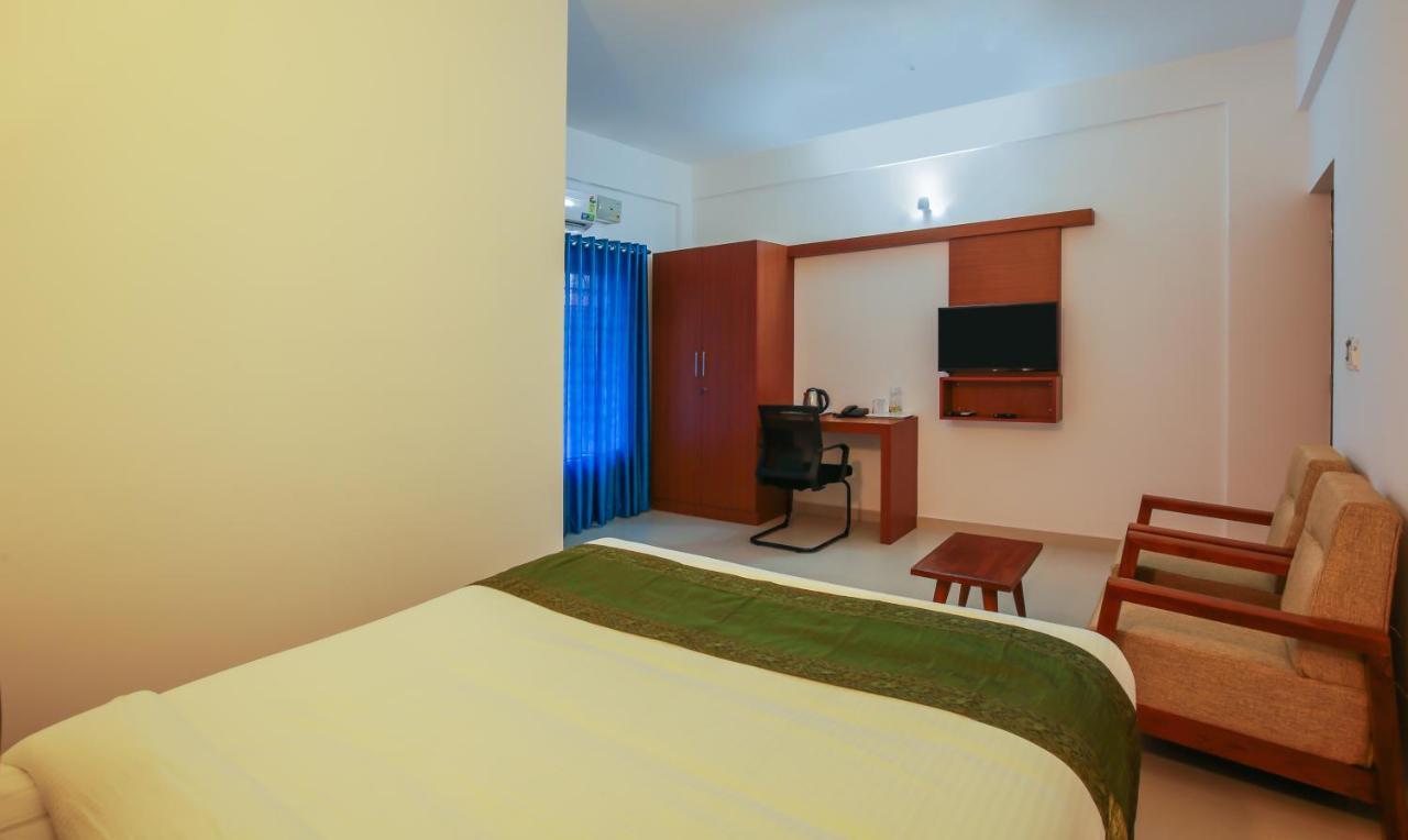 Phoenix Holidays Kochi Buitenkant foto