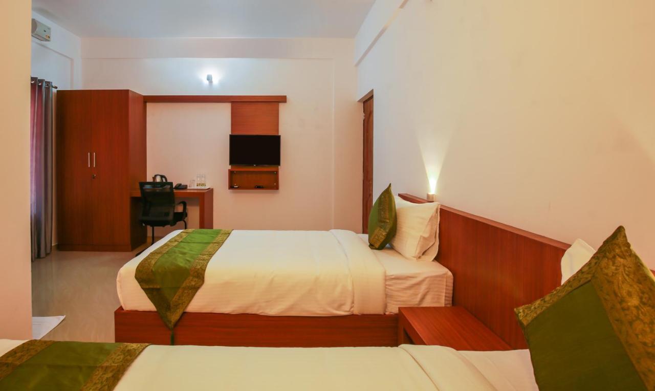 Phoenix Holidays Kochi Buitenkant foto